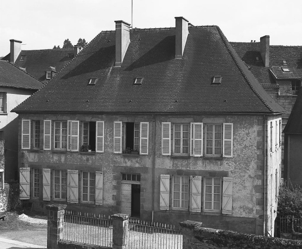 Vue d'ensemble de l'élévation postérieure donnant sur la rue des Fossés.