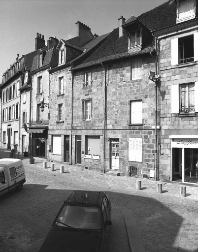 12, 14, 16, 18 Grande Rue ; rue du Clocher. Maisons (AL 50, 51, 52 nord, 52 sud, 53). Maisons de type urbain, à deux étages, bâties sur des parcelles médiévales étroites ; leur élévation est percée d'une seule travée. (Groupe D1). Vue d'ensemble de leurs élévations postérieures donnant sur la rue du Clocher.