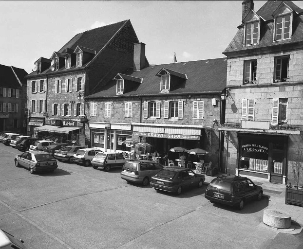 Hôtel de voyageurs : 2, 4, 6 place Courtaud (cadastre AI 207, 210 à 212). Vue d'ensemble de l'ancien hôtel de voyageurs Lozes (son rez-de-chaussée est maintenant occupé par des boutiques et ses anciennes écuries abritent un café).