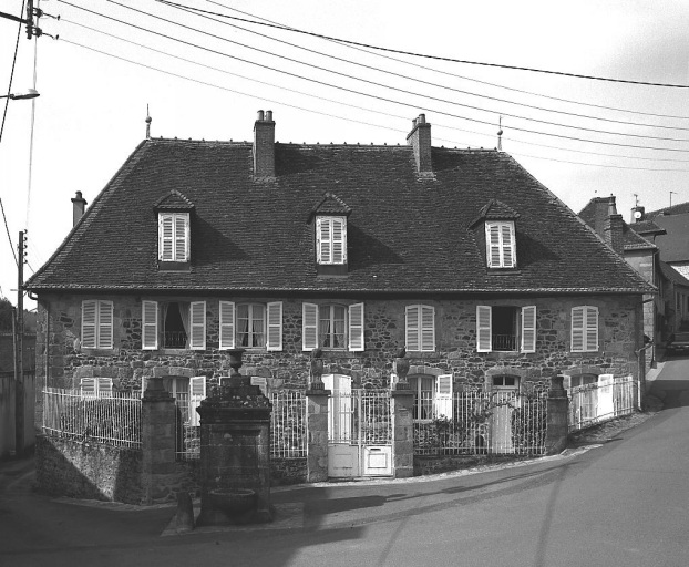 Vue d'ensemble de l'élévation antérieure du logis.
