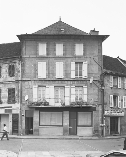 Maison : 10 place Courtaud. Maison datant du 16e siècle dont la façade a été entièrement remaniée à la fin du 19e siècle (cf. doc. 8).