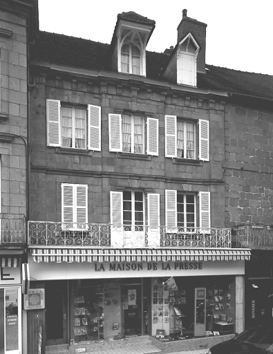 3 Grande Rue. Maison (AM 57). Vue d'ensemble de l'élévation antérieure traitée en pierre de taille et datant du 19e siècle. Elle est rehaussée d'une corniche aux modillons ornés de triglyphes ; ce même motif décoratif souligne les appuis de fenêtres et le bandeau de niveau ; le premier étage, comme celui des maisons mitoyennes (n° 1 et n°5), est précédé d'un balcon filant.