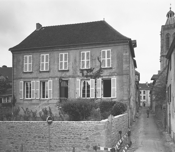Vue d'ensemble de l'élévation antérieure donnant sur la rue des Fossés.