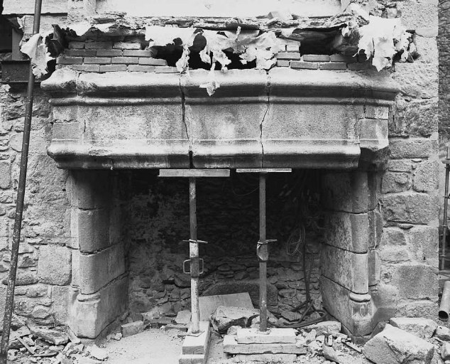 Rue Détournée. Vue d'une cheminée accolée extérieurement, au niveau du rez-de-chaussée, au mur pignon sud-ouest de l'hôtel situé 3 rue Détournée (englobé aujourd'hui dans la médiathèque). Cette cheminée appartenait à une maison mentionnée sur le cadastre de 1817 (parcelle 504) et aujourd'hui démolie.