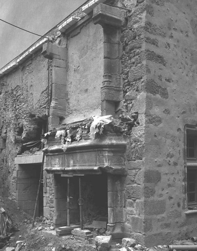 Rue Détournée. Vue d'ensemble de deux cheminées situées à l'aplomb l'une de l'autre et accolées au parement extérieur du mur pignon sud-ouest de l'hôtel situé 3 rue Détournée (englobé aujourd'hui dans la médiathèque) ; ces deux cheminées appartenaient à une maison portée sur le cadastre de 1817 (parcelle 504) et aujourd'hui démolie.