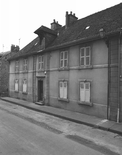 Vue d'ensemble de l'élévation antérieure.