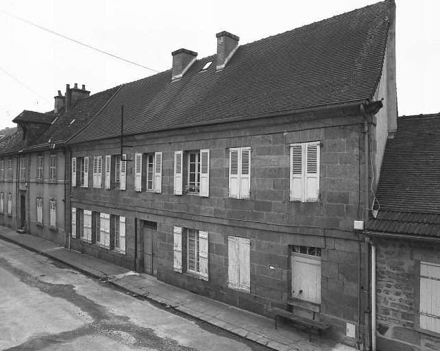 9 rue des Fossés. Maison (AL 533) (Groupe E1). Maison de type résidentiel, à un étage carré, édifiée sur le pourtour extérieur ouest de l'ancienne enceinte de ville, au début du 19e siècle (mentionnée sur le cadastre de 1817). Elle développe une grande élévation de sept travées.