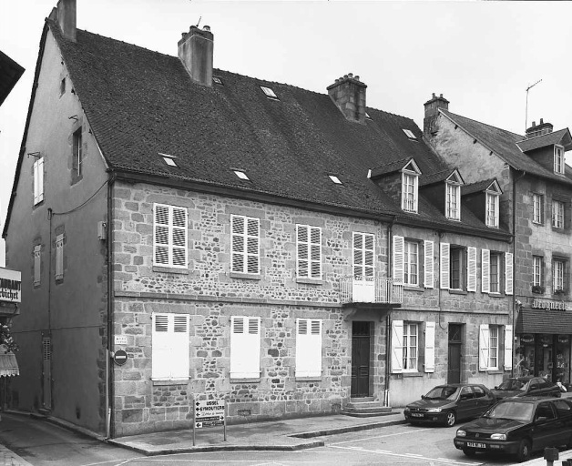 7, 9 place Courtaud ; rue Jasseix. Maison (AL13, 14, 15, 16). (Groupe E1). Maison de type résidentiel (actuellement divisée en deux parcelles), à un étage carré et construite dans la partie intra-muros. Vue de l'élévation antérieure se développant sur sept travées.