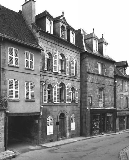 Maison située 33 Grande Rue et faisant partie de l'école Saint-Roch ; achetée en 1845, elle a été en partie reconstruite vers 1875, 1876. Vue d'ensemble de son élévation antérieure.