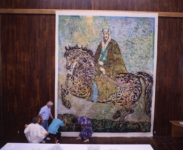 Tombée de métier. La tapisserie 'the horse and the horseman' est partiellement brossée puis présentée dans l'espace d'accueil et de vente de la manufacture.