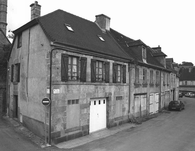 8, 10, 10 bis rue des Fossés et 1 petite rue du Clocher. Maisons (AL 75, 74, 73, 72). Enfilade de maisons de faubourg avec rez-de-chaussée à usage essentiellement commercial ou artisanal et étage carré à usage d'habitation (Groupe C).