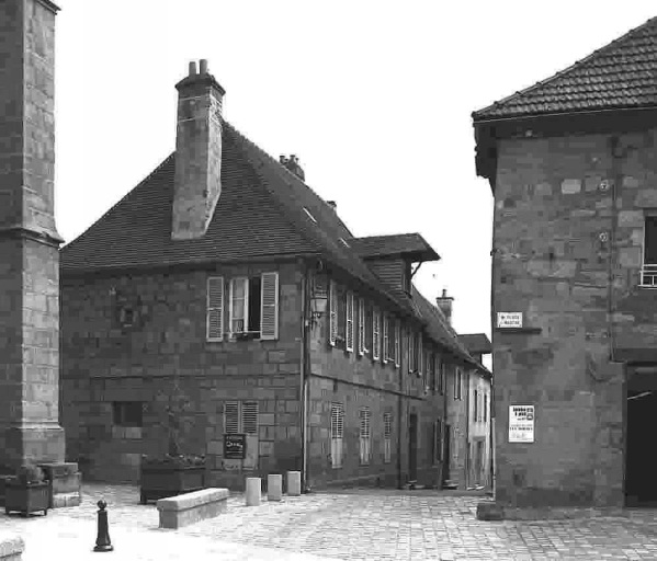 1 petite rue du Clocher (partie nord-est). Maison (AL 768). (Groupe E1). Vue d'ensemble de l'élévation antérieure et de l'élévation latérale nord traitée en pierre de taille.