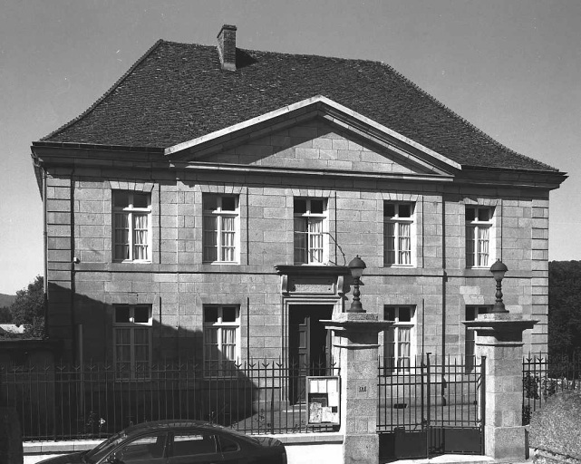 Vue d'ensemble de l'élévation antérieure.