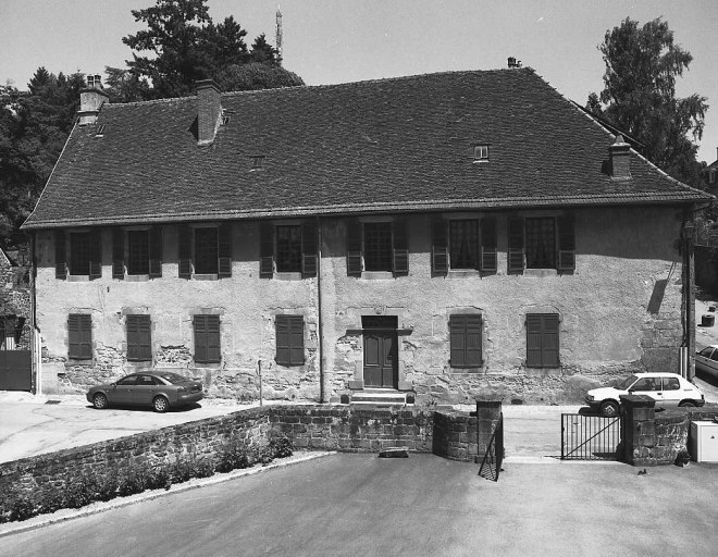 4 rue des Ecoles ; rue Pelleterie. Hôtel (AK 180, 181, 163). (Groupe E2). Vue d'ensemble de l'élévation antérieure donnant sur la rue des Ecoles ; le linteau de porte porte la date 1773.