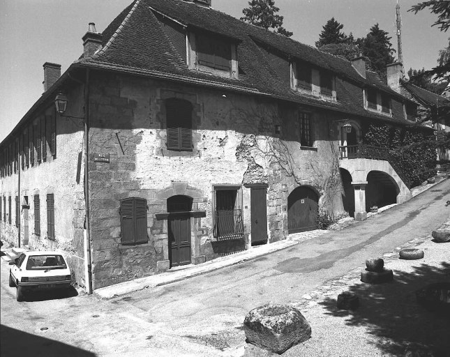 4 rue des Ecoles ; rue Pelleterie. Hôtel (AK 180, 181, 163). (Groupe E2). Vue d'ensemble de l'élévation sud donnant sur la rue Pelleterie.