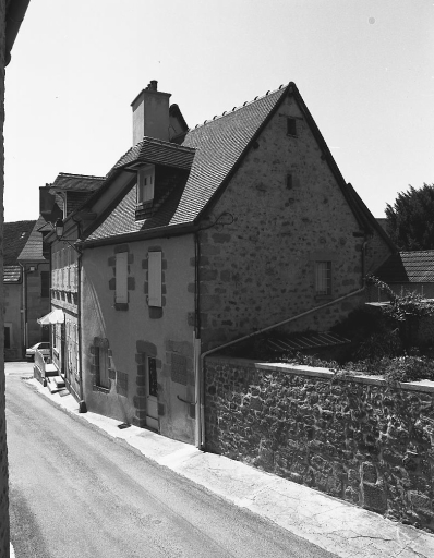 1 Rue Coudert. Maison de faubourg (AK 297). (Groupe B1). Maison antérieure au 18e siècle ; cette maison à un étage carré et un étage de comble éclairé par une lucarne présente une élévation antérieure non ordonnancée.