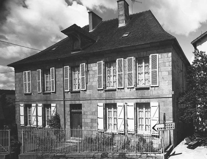 Vue d'ensemble de l'élévation antérieure donnant sur la rue Grancher.