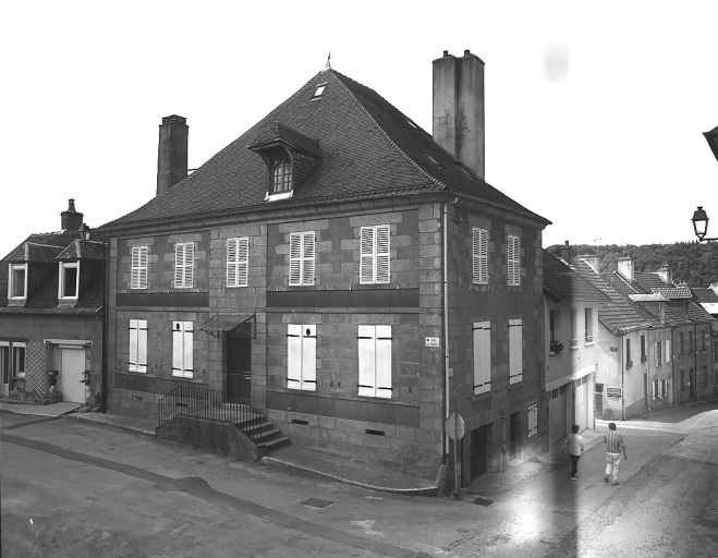 25 rue des Fossés ; rue Pisseloche. Maison (AL 571). (Groupe E1). Cette maison, avec élévation antérieure à cinq travées, comporte un étage de soubassement accessible par deux portes percées dans l'élévation latérale.