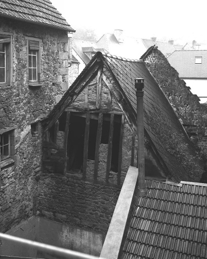 1 Grande Rue ; rue des Tours de l'Horloge. Maison (AM 58). Vue partielle d'une dépendance dont la partie supérieure est construite en pan de bois et torchis.