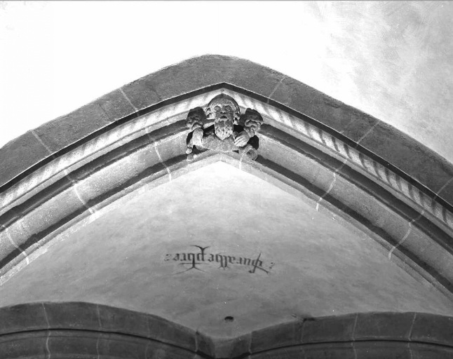 Clef d'arc sculptée située entre la voûte du bras nord du transept et la croisée du transept.