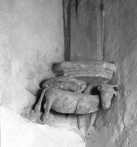 Bras nord du transept, angle nord-ouest. Culot de retombée d'ogives. Culot 23.