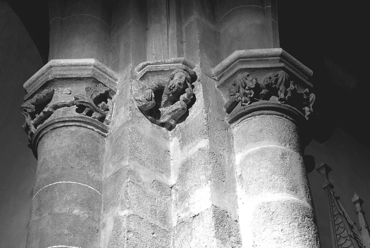 Croisée du transept, angle nord-est. Vue d'ensemble des deux chapiteaux (chapiteaux 3 et 4) et du culot de retombée de voûte (culot 20).