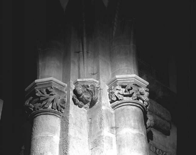 Croisée du transept, angle sud-est. (chapiteaux 5 et 6) et du culot de retombée de voûte (culot 17).