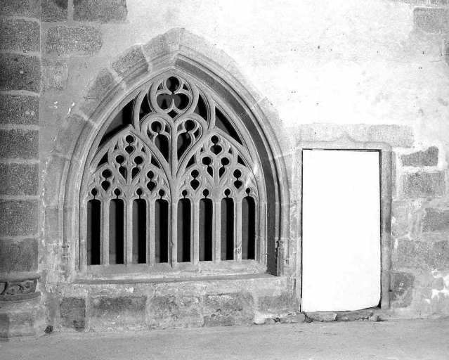 Choeur. Vue partielle montrant le mur sud. Ce mur est percé d'une grande baie avec remplage et d'une porte à encadrement chanfreiné et linteau orné d'une accolade, cette dernière donnant accès à la chapelle sud (reconstruite au cours de la restauration de l'église).