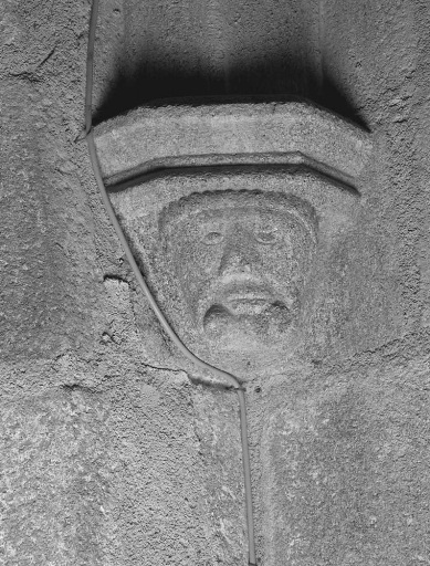 Chapelle latérale nord du choeur. Culot de l'angle sud-ouest représentant une tête d'homme couronnée d'un bandeau tressé.