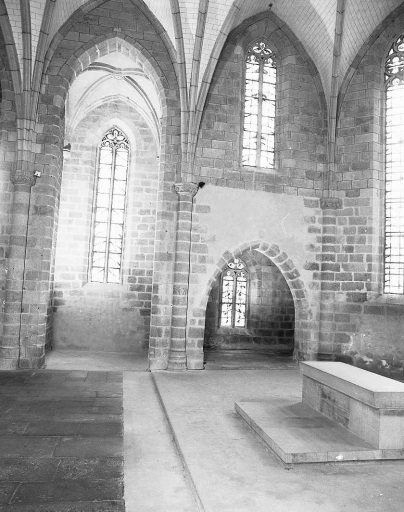 Vue intérieure partielle montrant une partie du choeur, la chapelle nord de la troisième travée et la chapelle nord ouest ouvrant sur le choeur.