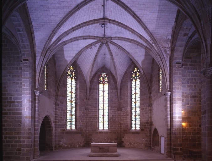 Vue intérieure depuis le bas de la nef.