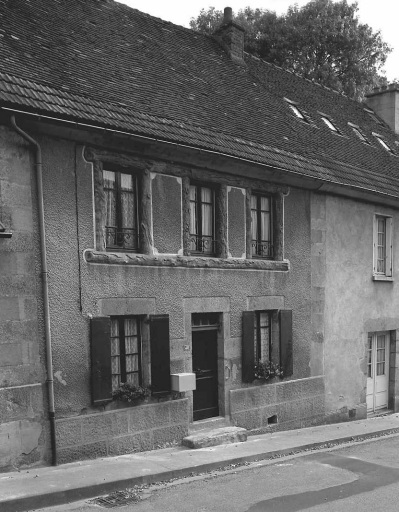 48 rue de Beaumont. Maison (AM 190). (Groupe E1). Maison à trois travées dont les fenêtres de l'étage carré sont entourées d'un décor de rocaille.