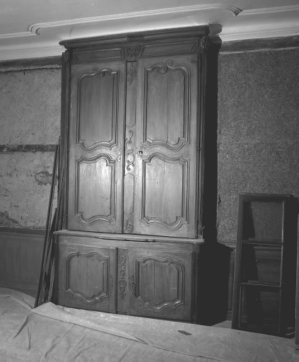 Rez-de-chaussée, pièce nord-est. Vue partielle montrant une armoire à deux corps à deux vantaux encastrée dans un mur.