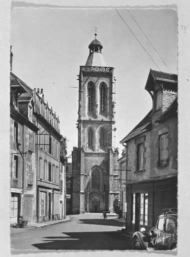 Vue de la rue du Clocher, avec à droite, une maison aujourd'hui transformée.