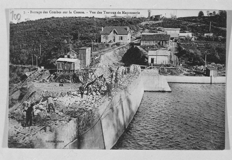 Les travaux de construction du barrage.