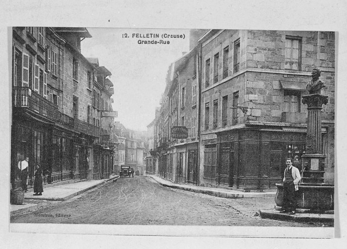 Grande Rue. Vue partielle prise depuis la place Courtaud.