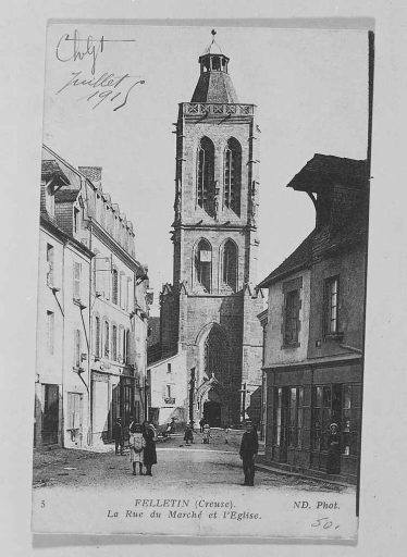 Rue du Clocher (ancienne rue du Marché) Vue prise depuis l'ouest, montrant le clocher de l'église du Moutier et une maison à droite, actuellement modifiée.