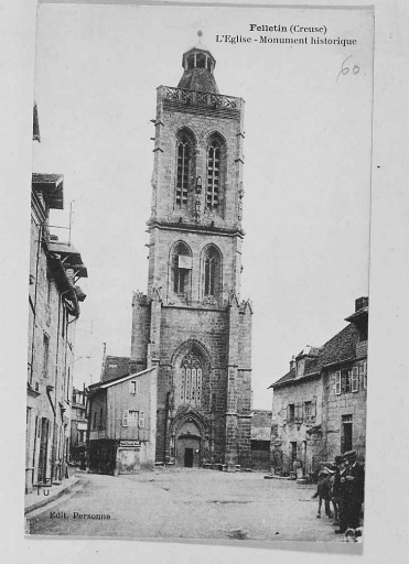 Rue du Clocher (ancienne rue du Marché). Vue prise depuis le nord-ouest et montrant une maison en pans de bois et torchis, avec encorbellement, Cette maison, accolée au clocher de l'église du Moutier a été démolie.