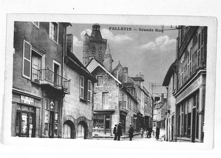 Grande Rue. Vue prise depuis le sud et montrant le carrefour de la rue des Fossés et de la Grande Rue.