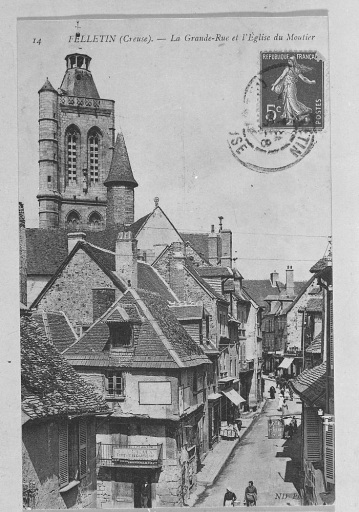 Grande Rue, rue des Fossés. Vue prise depuis le sud-est et montrant, au premier plan, une maison située à l'angle des deux rues, construite en pans de bois et torchis avec deuxième étage en encorbellement. La pancarte accrochée au balcon du premier étage, informe que cette maison, aujourd'hui démolie, abritait une 'teinturerie dégraissage'.