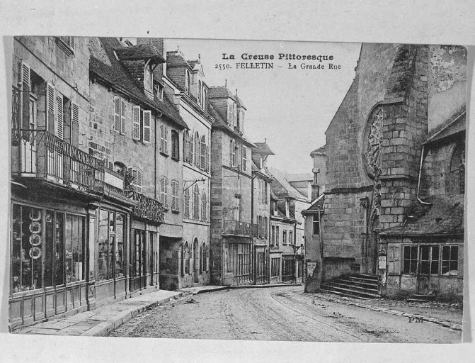 Grande Rue. Vue partielle prise depuis le nord et montrant les maisons situées de part et d'autre de l'impasse Saint -Roch avec une toiture dotée de lucarnes.