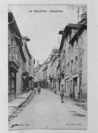 Grande Rue. Vue partielle depuis le sud montrant le tronçon de rue compris entre son carrefour avec la rue des Fossés et l'impasse Quinault.