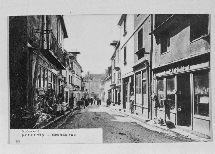 Grande Rue. Vue partielle, depuis le nord, montrant le tronçon de rue compris entre la fontaine Quinault et le carrefour de la Grande Rue et de la rue Grancher ; au premier plan, à gauche est visible la maison abritant au rez-de-chaussée le 'Bazar de la ménagère' (n° 35 actuel).