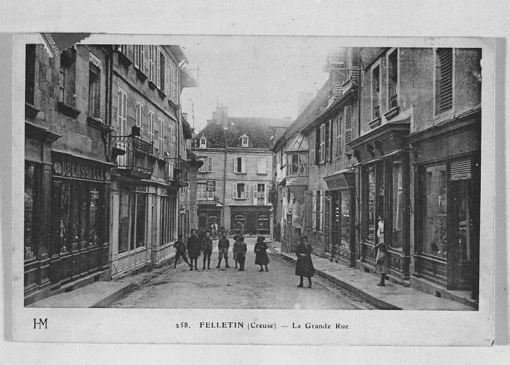 Grande Rue. Vue partielle, depuis le nord, avant le carrefour de cette rue et de la rue Grancher ; à droite est visible la maison abritant, dans une sorte tourelle en encorbellement, la statue de Notre-Dame de la Porte.