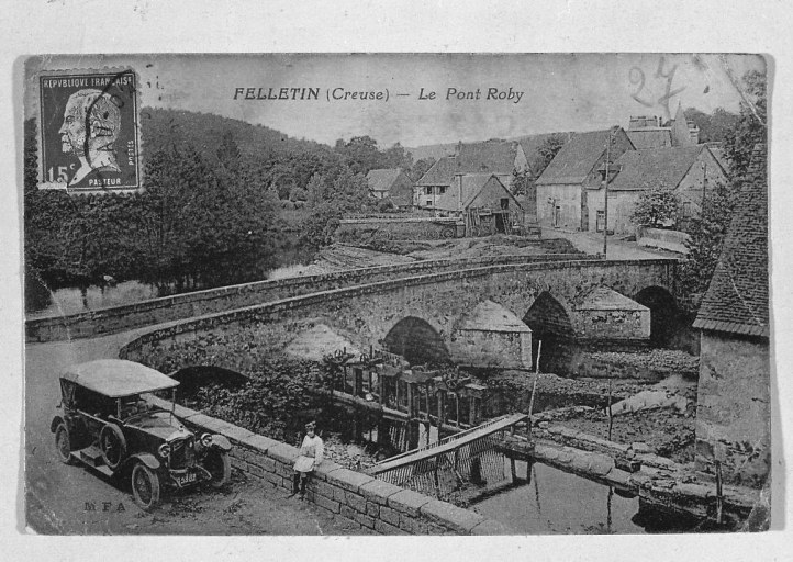 'Le Pont-Roby' et départ du bief de dérivation du moulin, vers 1910. Vue du nord-est depuis le bas de la rue du Pont-Roby. Au 1er plan, les vannes de décharge en tête du bief de dérivation.