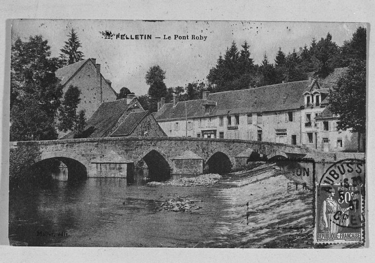 Rue du Pont-Roby. Vue partielle, depuis la rive gauche de la Creuse ; cette vue est plus récente que la précédente.