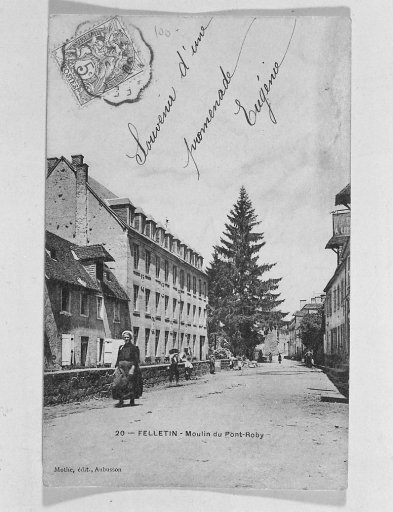 Carte postale ancienne du 'Moulin du Pont-Roby' vers 1910. Vue de trois-quart de deux des trois bâtiments de la minoterie depuis le bas de la rue du Pont-Roby.