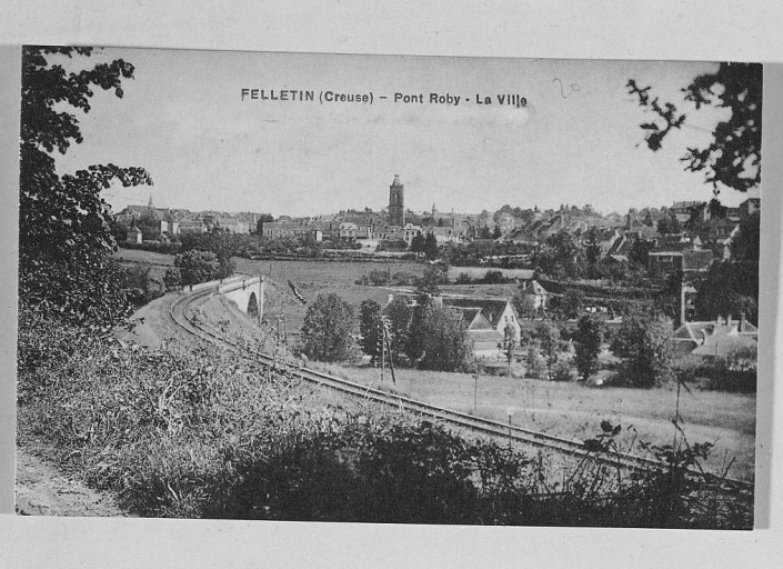 Vue d'ensemble prise de l'ouest depuis la voie ferrée.