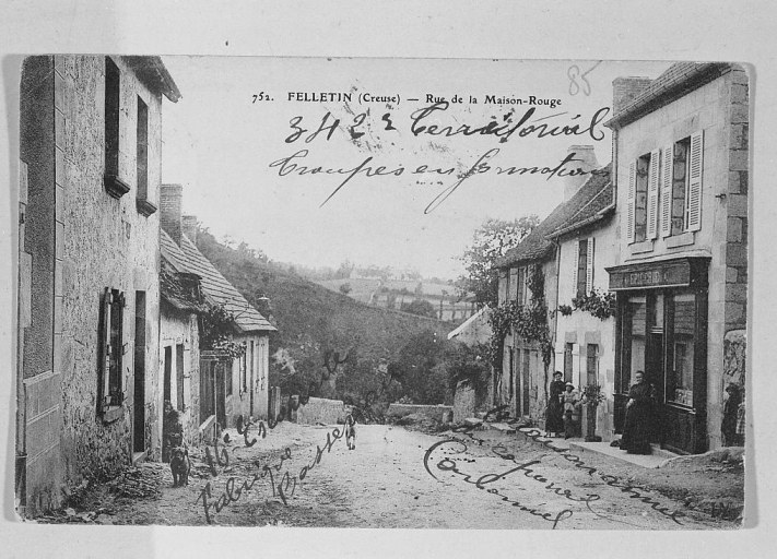 Rue de la Maison-Rouge. Vue partielle depuis le sud montrant le tronçon de rue situé entre le carrefour de la route de Tulle et le moulin.