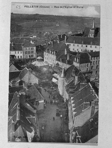 Vue d'ensemble prise depuis le clocher de l'église du Moutier et montrant la place Courtaud et la halle.